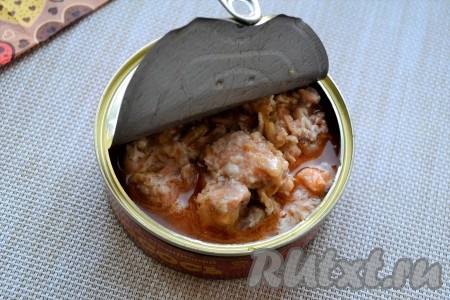 Предварительно отварить по отдельности картофель, свеклу и яйцо (на варку картошки потребуется минут 20-25 с начала кипения воды, свекла будет готова, примерно, через 50-60 минут с момента закипания воды, ну а яйцо сварится минут через 8-10 после начала кипения воды). Открыть банку с рыбными конснрвами, слить масло, рыбку немного размять вилкой.
