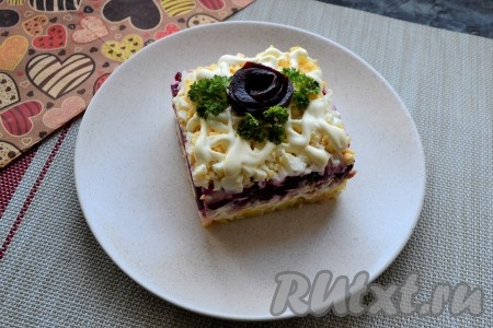Дать салату, приготовленному из свеклы с рыбными консервами и картошкой, пропитаться минут 15, аккуратно снять формочку, украсить (я украсила розочкой из свеклы и листиками петрушки).
