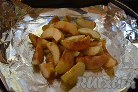 Пока варится тыква, застилаем форму (или противень) фольгой. На середину формы выкладываем яблочные дольки, посыпаем их корицей и 1-2 чайными ложками (или по вкусу) сахара. Перемешиваем яблоки с сахаром и корицей.
