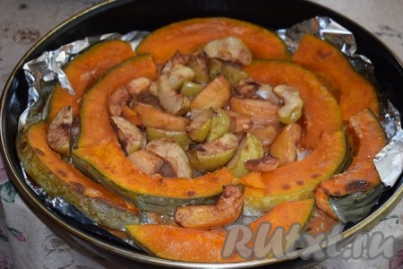 Готовый десерт достаём из духовки, он будет чудесно пахнуть печёными яблоками, тыквой и корицей.
