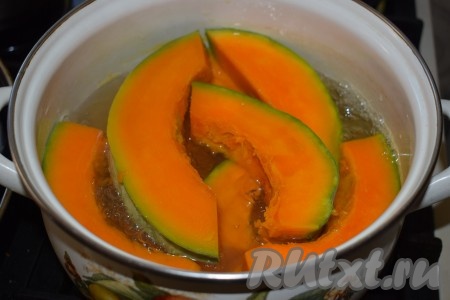 Наливаем воду в достаточно большую кастрюлю, ставим на огонь. Когда вода закипит, кладём в неё дольки тыквы и варим с момента закипания, примерно, 15 минут.
