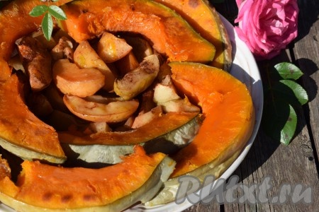 Кусочки яблок и тыквы, запечённые в духовке, перекладываем на блюдо для подачи и, по желанию, поливаем наш десерт мёдом. Тыква получается нежной и мягкой, яблоки - сочными и ароматными, всё вместе просто великолепно сочетается!
