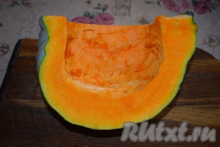 Для приготовления запечённой тыквы с яблоками сначала отрежем от тыквы нужное количество, очистим от внутренних перегородок и семечек. Яблоки вымоем и удалим из них сердцевинки.