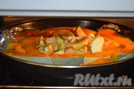 На дно формы наливаем 3-4 столовые ложки воды и отправляем в разогретую духовку. Запекаем кусочки тыквы и яблок, примерно, 40-45 минут при температуре 180 градусов.