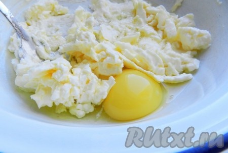 Сливочное масло заранее достать из холодильника, чтобы оно согрелось и стало мягким. В объёмной миске соединить сливочное масло комнатной температуры и сырое яйцо, растереть вилкой до однородности.