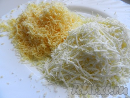 Сыр натереть на мелкой терке. Я взяла 100 грамм брынзы и 100 грамм сыра твёрдых сортов, можно взять 200 грамм одного вида сыра.