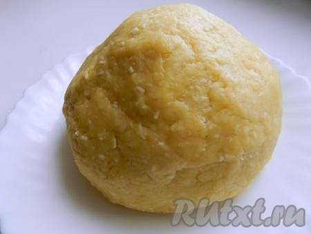 Понемногу добавляя оставшуюся муку, замесить эластичное, не липнущее к рукам сырное тесто для палочек.