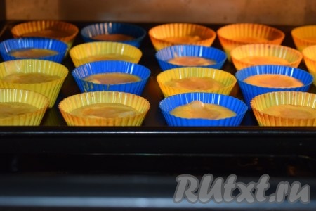 Отправляем тыквенные маффины в разогретую духовку и выпекаем, примерно, 35-40 минут при температуре 180 градусов.

