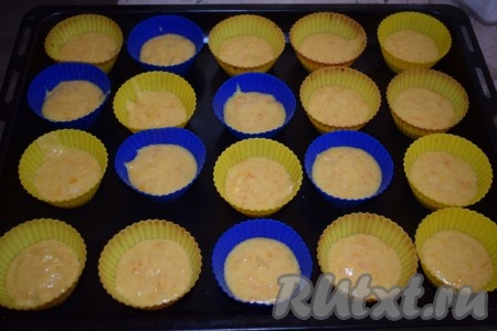 В&nbsp;каждую формочку выливаем по 1 столовой ложке теста.
