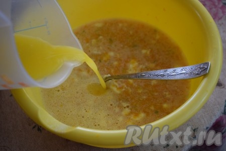 Разогреваем сливочное масло до жидкого состояния (я грею в микроволновой печи в течение 30 секунд). Вливаем негорячее жидкое масло в миску и ещё раз хорошо перемешиваем.