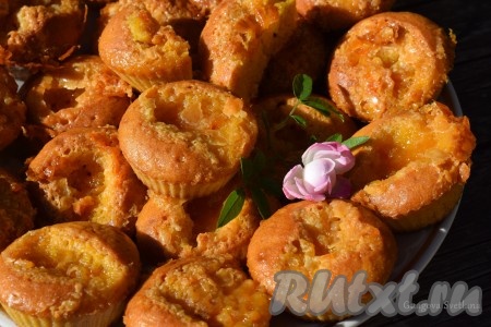 Карамель запекается по краям и остается влажной в серединке, давая невероятно вкусный эффект.
