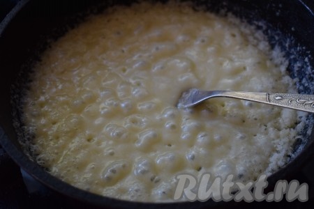 Добавляем в карамель сливочный сыр (или сливки) и перемешиваем.
