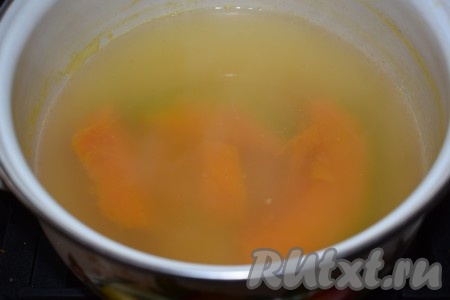 Для приготовления маффинов сначала отварим тыкву. Количество тыквы в рецепте указано уже в варёном и очищенном от кожуры виде, я брала около 270 грамм сырой тыквы. Тыкву очищаем от семян, удаляем кожуру, нарезаем на дольки и отправляем в кипящую воду.