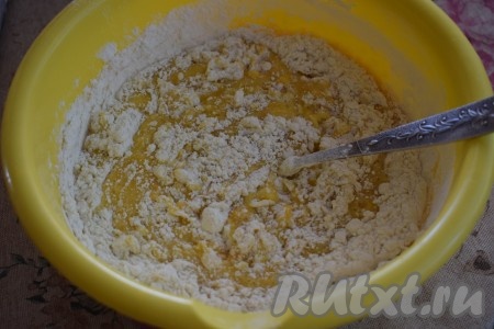 Добавляем к тесту муку и начинаем замешивать наше тесто.
