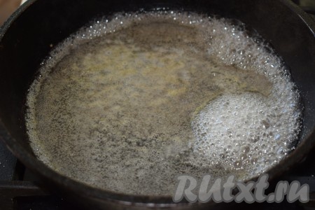 Включаем средний огонь. Один раз перемешиваем сахар с водой и больше его не трогаем, пусть процесс карамелизации идёт сам по себе (важно не перемешивать!). Когда сахар с водой начнут кипеть, уменьшаем огонь и увариваем сахар до лёгкого изменения цвета (примерно, 5 минут).
