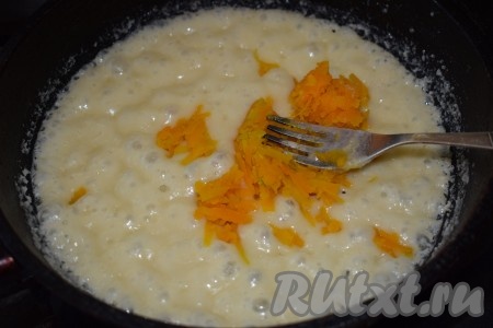 Далее варим карамель с сыром около 2 минут и добавляем 50 грамм натёртой тыквы, перемешиваем до однородности и выключаем огонь.