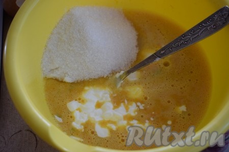 Добавляем сахар, сметану и ещё раз перемешиваем.
