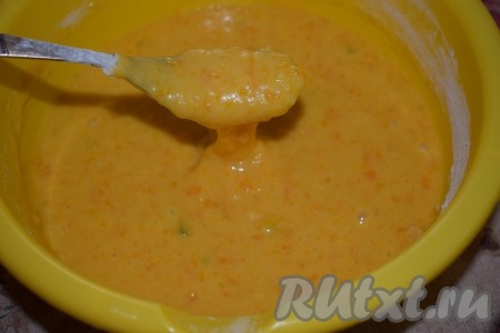 Тыквенное тесто для маффинов должно получиться густым и вязким, по консистенции похожим на достаточно густую сметану.
