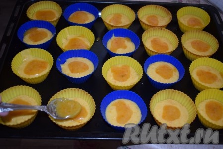 Сверху на каждый маффин выливаем по 1 чайной ложке карамели.
