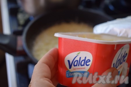 Я использовала вот такой сливочный сыр, можно использовать любой сливочный сыр по вашему желанию или заменить его на сливки.
