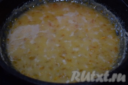 Когда карамель слегка остынет, она приобретёт прозрачно-желтоватый оттенок. Накрываем карамель крышкой, чтобы замедлить процесс остывания и образования корочки.