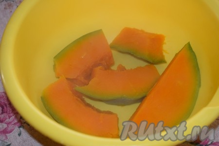 Варим тыкву, примерно, 10-15 минут (до мягкости). Отваренную тыкву достаём из кастрюли и охлаждаем. Натираем тыкву на крупной тёрке и делим на 2 части: 50 грамм пойдёт на приготовление карамели, а 150 грамм - будем использовать для замешивания теста.
