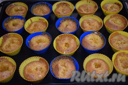 Готовые маффины будут чудесно пахнуть сливочной карамелью и свежей выпечкой. Достаём их из духовки.