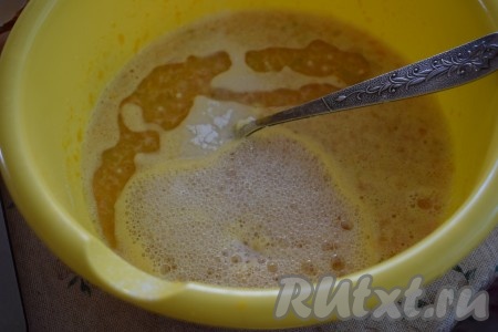 Вливаем в миску растительное масло, кладём соду, погашенную уксусом, и перемешиваем тесто.
