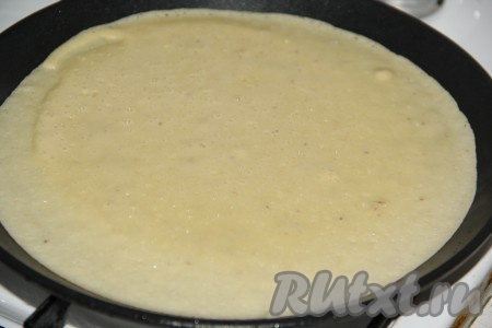 Тесто получится не густым и однородным. Я сковороду смазала салом (можно маслом) только перед первым блином, так как в состав теста входит растительное масло, которое не даёт блинчикам прилипать к сковороде. На хорошо разогретую сковороду влить часть теста, равномерно распределить по поверхности. 