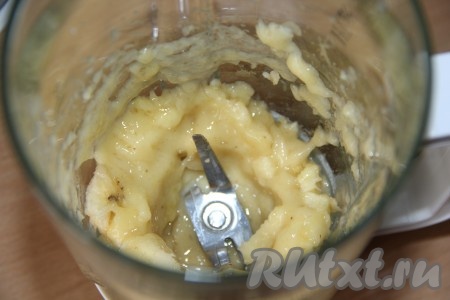 Пробить бананы в пюре.
