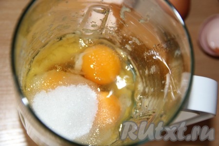 Всыпать соль и сахар.
