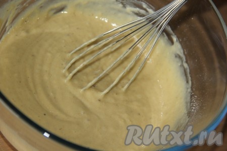 Перемешать тесто венчиком до однородного состояния. Тесто получится густым.
