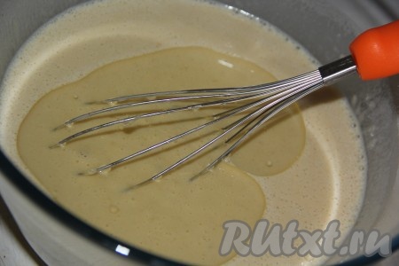 Перемешать тесто венчиком и влить 3 столовые ложки растительного масла, снова перемешать.
