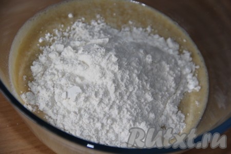 Всыпать муку.

