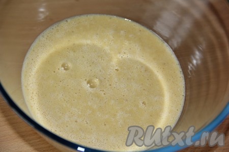 Пробить бананово-яичную массу до однородного состояния и перелить в глубокую миску.
