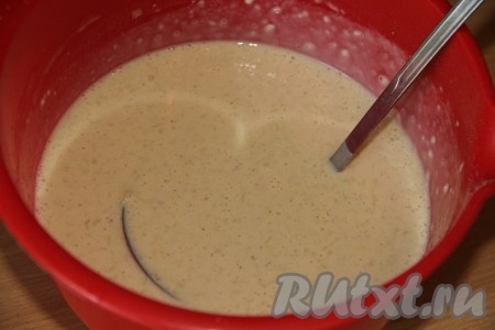 Перемешать тесто, оно получится не густым. Если тесто получилось жидковатым (многое зависит от сочности яблок), тогда всыпьте совсем немного муки.