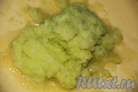 Яблоки вымыть, очистить от кожуры и натереть на мелкой тёрке, не затрагивая сердцевинки. Благодаря тому, что яблоки натираются на мелкой тёрке, блины получаются особенно нежными. Для приготовления этих блинчиков потребуется 200-220 грамм натёртых яблок.