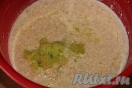 Добавить натёртые яблоки в тесто.
