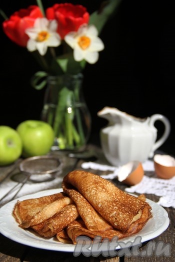 Очень вкусные, ароматные блины, приготовленные с яблоками и корицей на молоке, подать к столу с пылу с жару. 