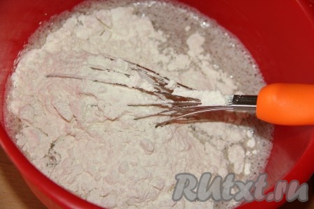 Влить 2 столовых ложки растительного масла, перемешать. Всыпать муку, перемешать блинное тесто венчиком до однородности.