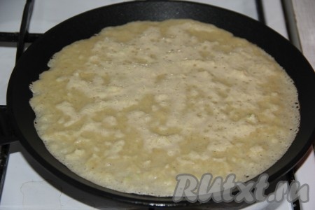 Сковороду хорошо разогреть, смазать растительным маслом. Я смазываю сковородку маслом только перед жаркой первого блина, но многое зависит от качества покрытия сковороды, поэтому при необходимости время от времени смазывайте сковороду слегка маслом. Влить немного теста в сковороду, равномерно распределяя его.