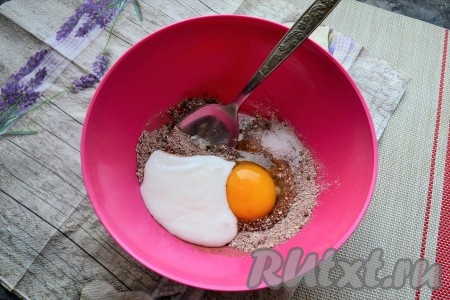 Сюда же добавить яйцо, сахар и кефир комнатной температуры.
