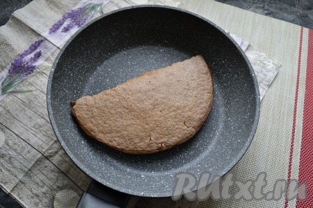 Прикрыть сковороду крышкой и готовить овсяноблин на медленном огне около 5 минут. Сложить его пополам.
