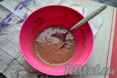 Добавить растительное масло, хорошенько перемешать ложкой. Тесто для приготовления шоколадного овсяноблина получится, напоминающим по консистенции густой кефир, оставить его на 5-6 минут.