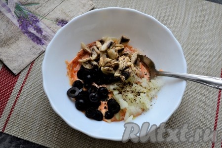 Нарезать мелко очищенный репчатый лук, оливки - кружочками, а  маринованные шампиньоны - пластинами. В миску с майонезом, кетчупом и маслом выложить лук, оливки и грибы, посыпать по вкусу чёрным свежемолотым перцем.
