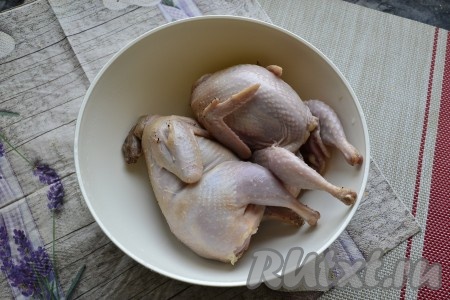 Перепелов обсмалить на газу, помыть и обсушить.
