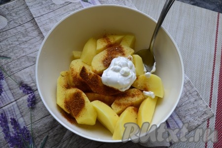 Картофель очистить и нарезать достаточно крупными кусками, добавить приправу для овощей, соль и сметану, хорошо перемешать.
