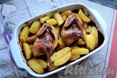 Духовку разогреть до 180 градусов. Форму накрыть листом фольги и отправить перепелов с картошкой в духовку на 40 минут. Затем фольгу убрать и запекать блюдо ещё минут 30-35 (до полной готовности картофеля и до покрытия перепелов красивой румяной корочкой).