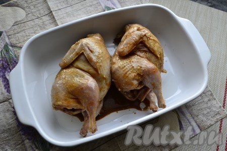 Хорошо смазать перепелов со всех сторон подготовленным соусом и выложить в центр любой подходящей формы для запекания, дно которой смазать растительным маслом. Весь оставшийся соус вылить в форму.
