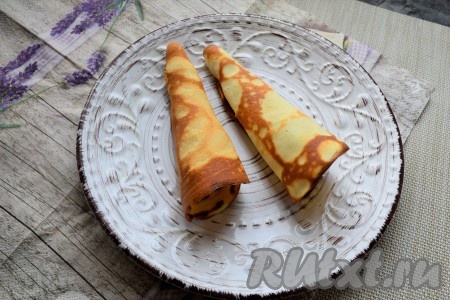 Лепёшку в горячем виде свернуть трубочкой или конусом и дать остыть.
